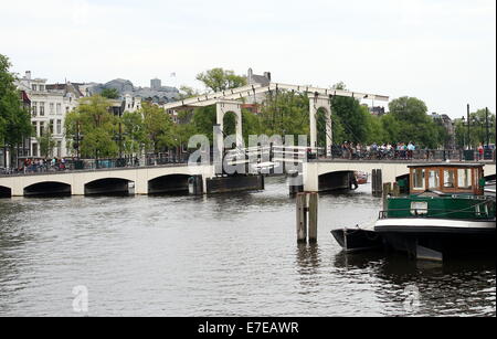 Die berühmten Magere Brug oder "Magere Brücke" über den Fluss Amstel in der Innenstadt von Amsterdam, Niederlande Stockfoto
