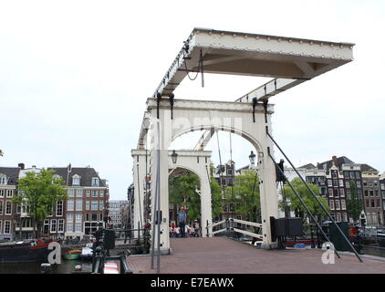 Die berühmten Magere Brug oder "Magere Brücke" über den Fluss Amstel in der Innenstadt von Amsterdam, Niederlande Stockfoto