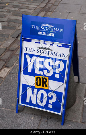 Zeitung The Scotsman a-Board im Vorfeld bis zur Abstimmung über die schottische Unabhängigkeit mit den Worten "Ja? oder Nein? ". Stockfoto