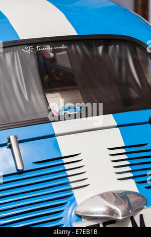 Fiat 500 auf der Hutablage in einen echten Fiat 500 Spielzeug, Blick durch die Heckscheibe, Nahaufnahme, Guia de Isora, Teneriffa, Kanarische Isl Stockfoto