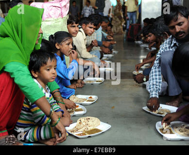 Neu-Delhi, Indien. 15. September 2014. Neu-Delhi, Indian Railway nach ihrer am Bahnhof Anand Vihar in Neu-Delhi Ankunft. 15. Sep, 2014. Eine Gruppe von gestrandeten Menschen, meist aus Indiens östlichen Staat Bihar, sind Nahrung gegeben mit der indischen Eisenbahn nach ihrer Ankunft am Bahnhof in Neu-Delhi, Anand Vihar am 15. September 2014. Menschen wurden aus ihren Häusern in Flut betroffenen Bereich in Indien vertrieben. Bildnachweis: Partha Sarkar/Xinhua/Alamy Live-Nachrichten Stockfoto