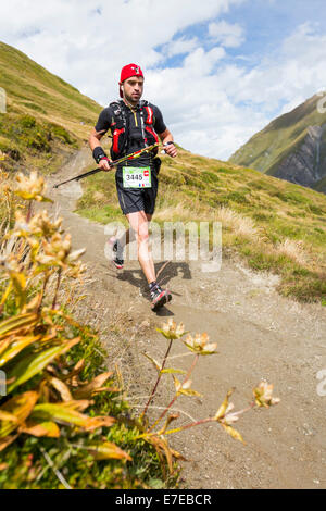 Berg Racer Unternehmen die Ultra tour du Montblanc ein Bergmarathon mit einem Abstand von 166 km, mit einer gesamten Höhenunterschied von rund 9.600 m. Die schnellsten Läufer werden in weniger als 24 Stunden ausgeführt. Hier steigen die Rennfahrer den Grand Col Ferret in die Schweiz. Stockfoto