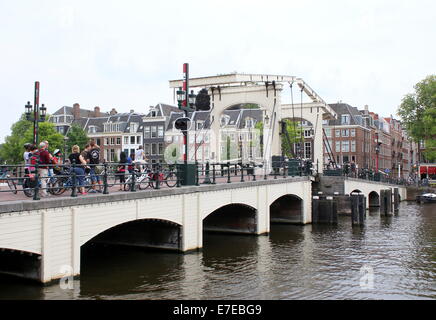 Die berühmten Magere Brug oder "Magere Brücke" über den Fluss Amstel in der Innenstadt von Amsterdam, Niederlande Stockfoto