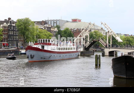 Die berühmten Magere Brug überspannt den Fluss Amstel in der Innenstadt von Amsterdam, The Netherlands, bestanden Schließung nach einem Schiff Stockfoto