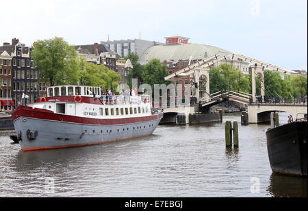 Die berühmten Magere Brug überspannt den Fluss Amstel in der Innenstadt von Amsterdam, The Netherlands, bestanden Schließung nach einem Schiff Stockfoto