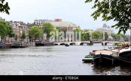 Magere Brug oder "Magere Brücke" spanning über den Fluss Amstel in der Innenstadt von Amsterdam, Niederlande Stockfoto