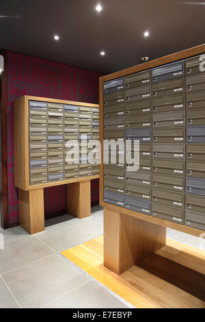 Mehrere Mail-Boxen in einem trendigen Wohngebäude in central London, UK Stockfoto