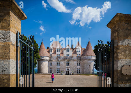 Tore zum Innenhof und Haupteingang des französischen Chateau de Monbazillac. Stockfoto