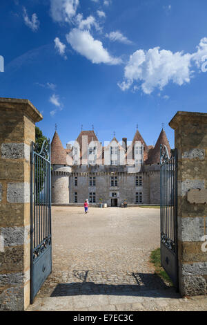 Tore zum Innenhof und Haupteingang des französischen Chateau de Monbazillac. Stockfoto