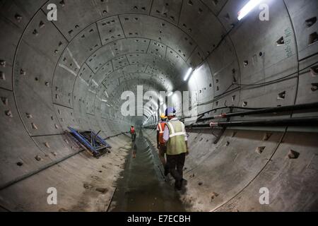 Neu-Delhi, Indien. 15. Sep, 2014. Arbeiter von Shanghai Urban Construction Group geben Sie einen Tunnel in eine u-Bahn Baustelle in New Delhi, der Hauptstadt von Indien, 6. September 2014. Die u-Bahn Bauarbeiten von Indiens Hauptstadt Neu-Delhi in den letzten Jahren rasant entwickelt. Seit 2007 haben die Arbeiter von Chinas Shanghai Urban Construction Group mehrere Projekte in Bezug auf die Stadt u-Bahnbau Arbeit abgeschlossen. Derzeit arbeiten sie an 8 Tunnel in Neu-Delhi und Tunnelprojekte, die mehr als 16 Kilometer langen Tunnelbohrmaschine verwendet wird. Bildnachweis: Xinhua/Alamy Live-Nachrichten Stockfoto