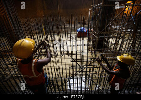 Neu-Delhi, Indien. 15. Sep, 2014. Arbeiter von Shanghai Urban Construction Group sind in einer u-Bahn Baustelle in New Delhi, der Hauptstadt von Indien, 6. September 2014 beschäftigt. Die u-Bahn Bauarbeiten von Indiens Hauptstadt Neu-Delhi in den letzten Jahren rasant entwickelt. Seit 2007 haben die Arbeiter von Chinas Shanghai Urban Construction Group mehrere Projekte in Bezug auf die Stadt u-Bahnbau Arbeit abgeschlossen. Derzeit arbeiten sie an 8 Tunnel in Neu-Delhi und Tunnelprojekte, die mehr als 16 Kilometer langen Tunnelbohrmaschine verwendet wird. Bildnachweis: Xinhua/Alamy Live-Nachrichten Stockfoto