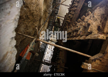 Neu-Delhi, Indien. 15. Sep, 2014. Arbeiter von Shanghai Urban Construction Group vorbereiten eine Tunnelbohrmaschine in einer u-Bahn Baustelle in New Delhi, der Hauptstadt von Indien, 6. September 2014. Die u-Bahn Bauarbeiten von Indiens Hauptstadt Neu-Delhi in den letzten Jahren rasant entwickelt. Seit 2007 haben die Arbeiter von Chinas Shanghai Urban Construction Group mehrere Projekte in Bezug auf die Stadt u-Bahnbau Arbeit abgeschlossen. Derzeit arbeiten sie an 8 Tunnel in Neu-Delhi und Tunnelprojekte, die mehr als 16 Kilometer langen Tunnelbohrmaschine verwendet wird. Bildnachweis: Xinhua/Alamy Live neu Stockfoto