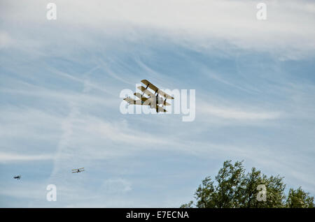 Sopwith Dreidecker Replikat fliegt in einem großen Krieg Flugschau in Essex Stockfoto