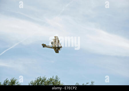 Sopwith Dreidecker Replikat fliegt in einem großen Krieg Flugschau in Essex Stockfoto