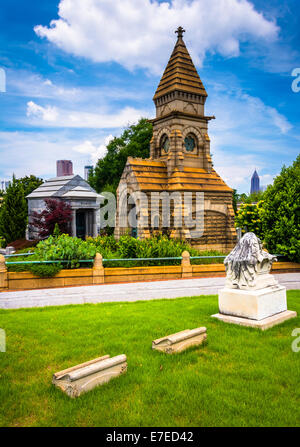 Gräber und ein Mausoleum in Oakland Friedhof in Atlanta, Georgia. Stockfoto