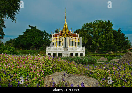 Geisterhaus in einem öffentlichen Park in Bangkok, Thailand Stockfoto