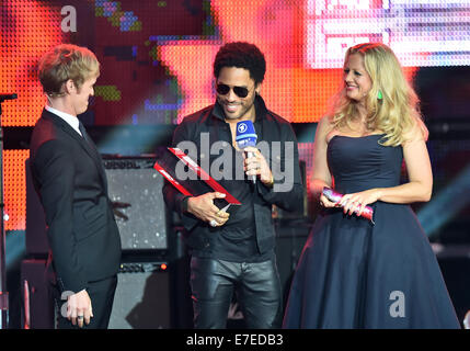 Prresenter Pierre M. Krause (L) und Barbara Schoeneberger (R) vorliegenden U.S.-Sänger und Musiker Lenny Kravitz mit dem Pionier des Rock Award während der Aufzeichnung der TV Musik zeigen "SWR3 New Pop Festival - Special" von öffentlichen Sender SWR3 in Baden-Baden, Deutschland 13. September 2014. Foto: Uli Deck/Dpa/Alamy Live News Stockfoto