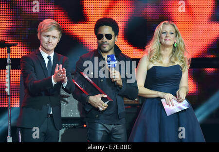 Prresenter Pierre M. Krause (L) und Barbara Schoeneberger (R) vorliegenden U.S.-Sänger und Musiker Lenny Kravitz mit dem Pionier des Rock Award während der Aufzeichnung der TV Musik zeigen "SWR3 New Pop Festival - Special" von öffentlichen Sender SWR3 in Baden-Baden, Deutschland 13. September 2014. Foto: Uli Deck/Dpa/Alamy Live News Stockfoto