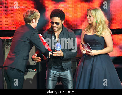 Prresenter Pierre M. Krause (L) und Barbara Schoeneberger (R) vorliegenden U.S.-Sänger und Musiker Lenny Kravitz mit dem Pionier des Rock Award während der Aufzeichnung der TV Musik zeigen "SWR3 New Pop Festival - Special" von öffentlichen Sender SWR3 in Baden-Baden, Deutschland 13. September 2014. Foto: Uli Deck/Dpa/Alamy Live News Stockfoto