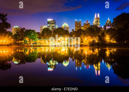 Die Skyline von Atlanta im See Clara Meer in Piedmont Park in Atlanta, Georgia. Stockfoto