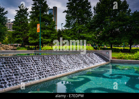 Wasserfall und Pool im Centennial Olympic Park in der Innenstadt von Atlanta, Georgia. Stockfoto