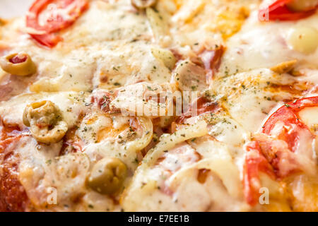 Hausgemachte Pizza mit Pilzen, schließen Tomaten und Mozzarella Stockfoto