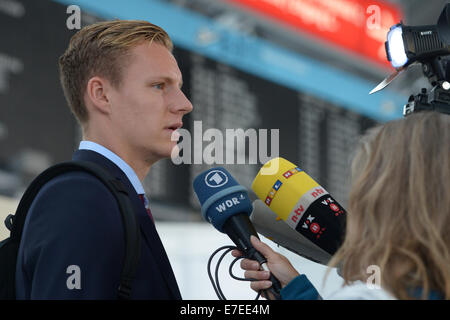 Köln, Deutschland. 15. Sep, 2014. Leverkusens Torwart Bernd Leno gibt ein Interview vor der Abreise vom Flughafen Köln-Bonn in Köln, Deutschland, 15. September 2014. Leverkusen wird AS Monaco in einem Fußballspiel UEFA Champions League-Gruppe C, 16. September 2014 stellen. Foto: Matthias Balk/Dpa/Alamy Live News Stockfoto