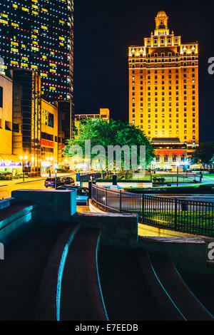 Bally es und The Claridge Hotel in der Nacht in Atlantic City, New Jersey. Stockfoto