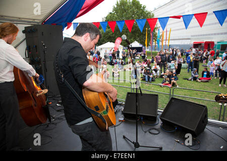 Menschen sammeln sich hängen, Bands anhören und andere Aktivitäten im Blue Ribbon Village. Thames Festival London UK. Stockfoto
