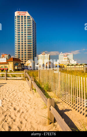 Weg über Sanddünen und Gebäude entlang der Promenade in Atlantic City, New Jersey. Stockfoto