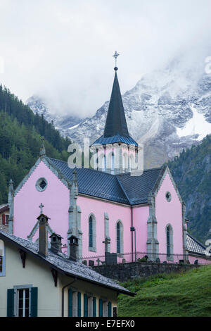 Die rosa Kirche in Trient in den Schweizer Alpen. Stockfoto