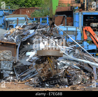 magnetische Grab auf Kran Heben Metall bei Schrottplatz uk Stockfoto