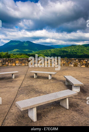 Bänke und Ansichten der Appalachen von kahle Bergrücken malerische übersehen entlang 26 in Tennessee. Stockfoto