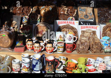 Dracula-Souvenir-Becher zum Verkauf an das Schloss Bran in Transsilvanien Stockfoto