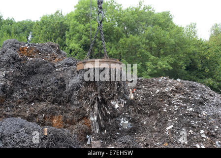 magnetische Grab auf Kran Heben Metall bei Schrottplatz uk Stockfoto