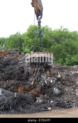 magnetische Grab auf Kran Heben Metall bei Schrottplatz uk Stockfoto