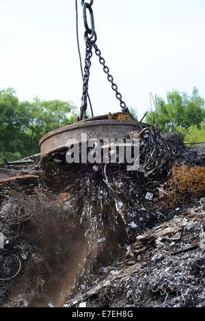 magnetische Grab auf Kran Heben Metall bei Schrottplatz uk Stockfoto