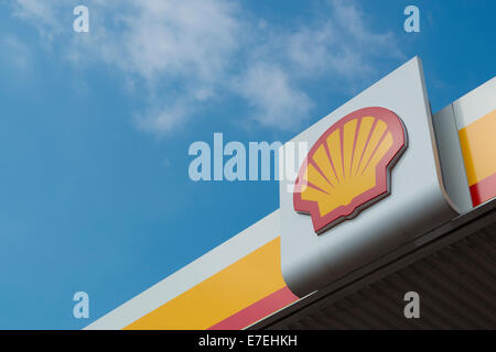 Das Logo des Ölkonzerns Shell auf eine Tankstelle vor blauem Himmel (nur zur redaktionellen Verwendung). Stockfoto