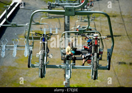 Mountain-Bike-Fahrer während eines Tages Lift Service Reiten in Alyeska Resort in Girdwood, Alaska Juni 2011. Stockfoto