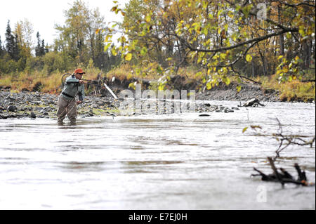 Frau wirft für wild Steelhead auf Deep Creek auf der westlichen Halbinsel Kenai, Alaska, September 2009.  Fließt in Cook Inlet nördlich von Homer, fallen die Gewässer des Deep Creek und der Anker Fluss Host spät läuft wild Steelhead. Stockfoto