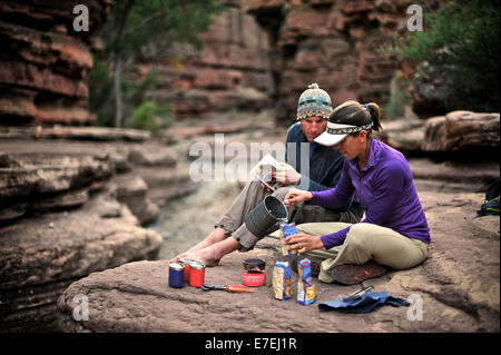 Wanderer kochen Abendessen am Deer Creek Narrows in den Grand Canyon außerhalb Fredonia, Arizona November 2011.  Die 21,4-Meile Schleife beginnt bei der Bill Hall Trailhead am North Rim und senkt sich 2000-Füße in 2,5 Meilen durch Coconino Sandstein in der Ebene Esplanada dann steigt weiter in die unteren Schlucht durch einen Bruch in der 400-Fuß-hohe Redwall auf Surprise Valley zuzugreifen.  Wanderer Thunder River und Tapeats Creek zu einer Route entlang dem Kolorado Fluß zu verbinden und Klettern, Deer Creek. Stockfoto