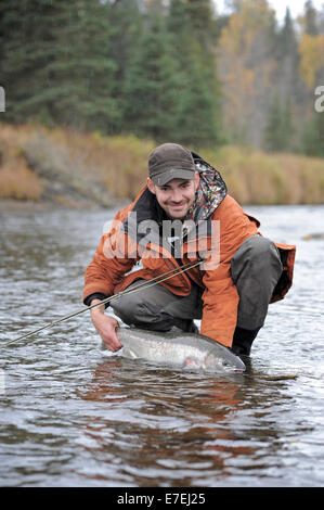 Fischer mit wilden Steelhead gefangen auf Deep Creek auf der westlichen Halbinsel Kenai, Alaska, September 2009.  Fließt in Cook Inlet nördlich von Homer, fallen die Gewässer des Deep Creek und der Anker Fluss Host spät läuft wild Steelhead. Stockfoto