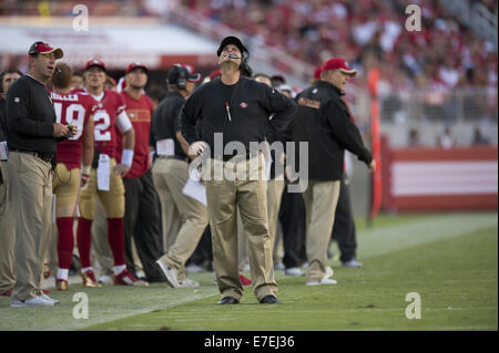 14. September 2014 - Santa Clara, CA, USA - San Francisco 49ers Cheftrainer Jim Harbaugh nach verpassten Pass im zweiten Quartal während eines Spiels im Levi's-Stadion Sonntag, 14. September 2014 in Santa Clara, Cailf reagiert. (Kredit-Bild: © Paul Kitagaki Jr/Sacramento Bee/ZUMA Draht) Stockfoto