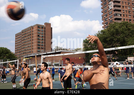 9 Mann New York Mini Volleyball-Turnier, Seward Park, New York City, 20. und 21. Juli 2013. 78 Mannschaften (40 Männer und 38 Frauen) aus rund um die USA und Kanada Ostküste Region haben in den Play-offs für die NACIVT North American chinesische Einladung Stockfoto