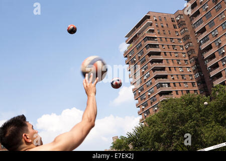 9 Mann New York Mini Volleyball-Turnier, Seward Park, New York City, 20. und 21. Juli 2013. 78 Mannschaften (40 Männer und 38 Frauen) aus rund um die USA und Kanada Ostküste Region haben in den Play-offs für die NACIVT North American chinesische Einladung Stockfoto