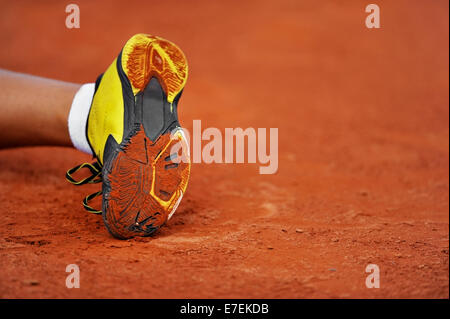 Detail mit einem Tennis-Schuh ausschließlich auf ein Tennis-Sandplatz Stockfoto