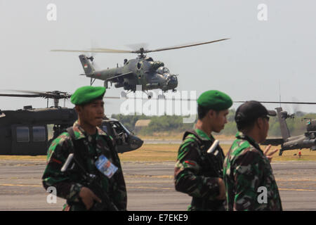 Semarang, Indonesien. 15. Sep, 2014. Militärhubschrauber teilnehmen, während die 8. gemeinsame Übung Garuda Shield 2014 auf Army Air Base auf Ahmad Yani Flughafen in Semarang, Java, Indonesien. Garuda Shield ist das Kennwort für die gemeinsame Ausübung von der indonesischen Armee und der US-Armee durchgeführt und fand vom 01 September bis 29. September 2014 in Semarang und Asembagus, Situbondo, Indonesien. Bildnachweis: WF Sihardian /Pacific Presse/Alamy Live-Nachrichten Stockfoto