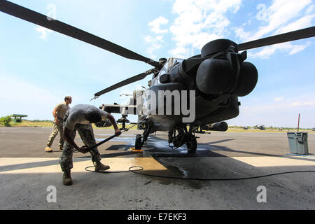 Semarang, Indonesien. 15. Sep, 2014. Militärhubschrauber teilnehmen, während die 8. gemeinsame Übung Garuda Shield 2014 auf Army Air Base auf Ahmad Yani Flughafen in Semarang, Java, Indonesien. Garuda Shield ist das Kennwort für die gemeinsame Ausübung von der indonesischen Armee und der US-Armee durchgeführt und fand vom 01 September bis 29. September 2014 in Semarang und Asembagus, Situbondo, Indonesien. Bildnachweis: WF Sihardian /Pacific Presse/Alamy Live-Nachrichten Stockfoto