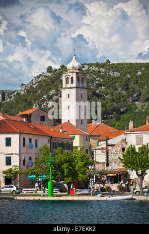 Skradin ist eine kleine historische Stadt und Hafen an der Adria und dem Fluss Krka in Kroatien Stockfoto