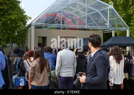 Zuschauer beobachten der VIPs beenden die Burberry Prorsum Fashion Show Kensington Gardens-London-UK Stockfoto